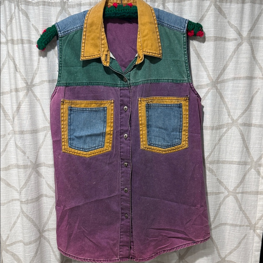80’s vintage  Sleeveless Button-Up washed denim  with Contrast Pockets
